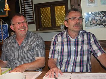 Entspannt sahen Kreisspielleiter Helmut Dinkel (links) und sein Stellvertreter Egon Grünbeck der Auslosung entgegen. Foto: Hartmut Neubauer