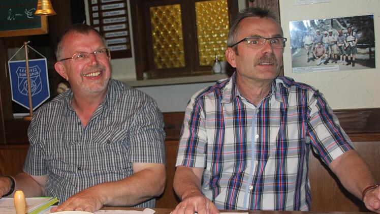 Entspannt sahen Kreisspielleiter Helmut Dinkel (links) und sein Stellvertreter Egon Grünbeck der Auslosung entgegen. Foto: Hartmut Neubauer
