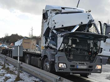 Auf der A70 in Richtung Schweinfurt ereignete sich am Montagnachmittag auf Höhe Stettfeld ein schwerer Lkw-Auffahrunfall. Foto: Ronald Rinklef