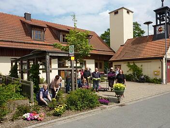 Regelrecht aufgehübscht wird durch die freiwilligen Helfer das Schwärzdorfer Dorfzentrum mit Gemeinde- und Feuerwehrhaus. Bürgermeister Hans-Peter Laschka (Zweiter von rechts) ist von den örtlichen Idealisten begeistert.  Foto: Gerd Fleischmann