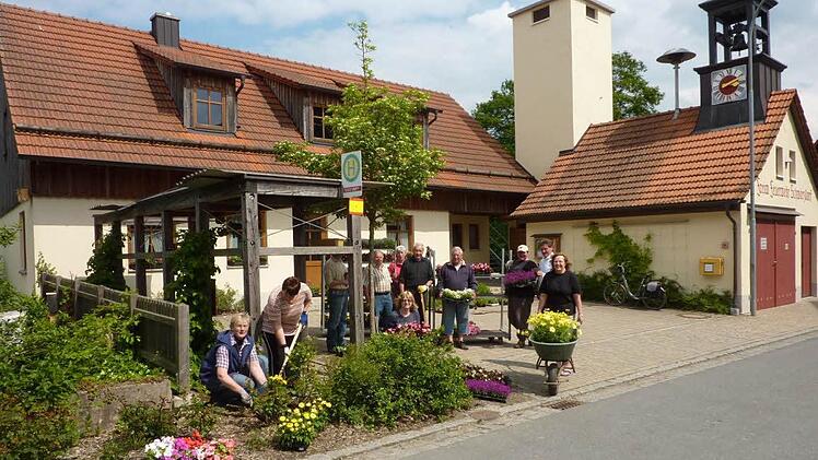 Regelrecht aufgehübscht wird durch die freiwilligen Helfer das Schwärzdorfer Dorfzentrum mit Gemeinde- und Feuerwehrhaus. Bürgermeister Hans-Peter Laschka (Zweiter von rechts) ist von den örtlichen Idealisten begeistert.  Foto: Gerd Fleischmann