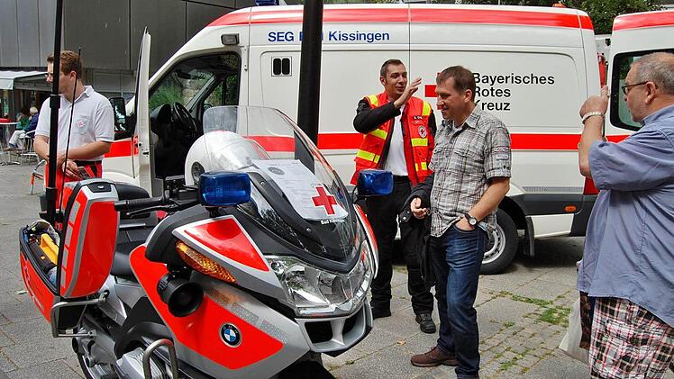 In der Bad Kissinger Fußgängerzone präsentierte die Rotkreuz--Bereitschaft einige Fahrzeuge ihres Fuhrparks.