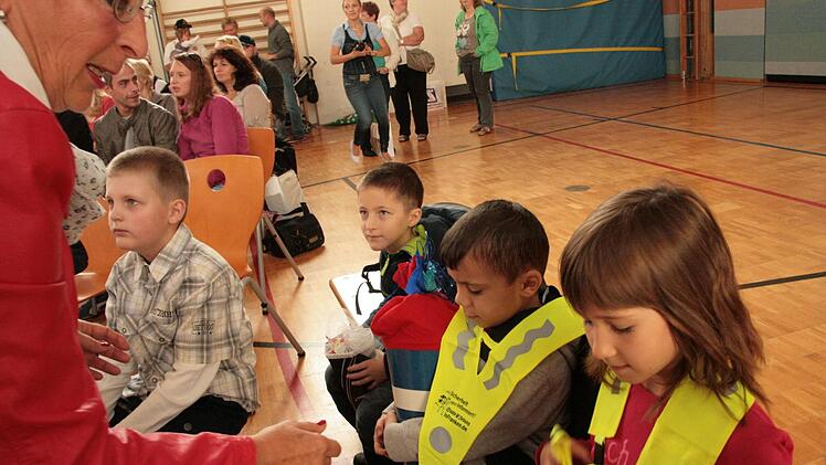 Übergabe der Sicherheitsdreiecke zum Schulanfang 2014 in Münnerstadt. Fotos: Paul Ziegler/Heike Beudert
