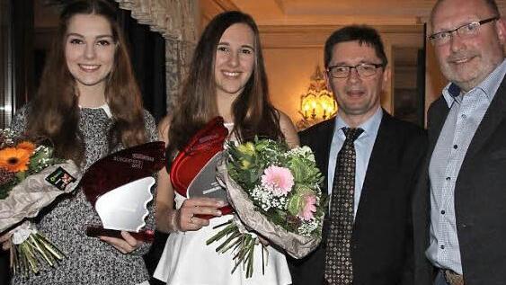 Emilia Zietz und Sally Mattes mit BR-Redaktionsleiter Alexander M&uuml;ller und Regionalverlagsleiter Bernd Seidel