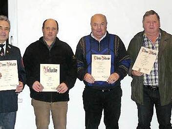 Die Freiwillige Feuerwehr Gef&auml;ll zeichnete langj&auml;hrige Aktive mit Urkunden aus. Foto: Privat