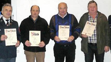 Die Freiwillige Feuerwehr Gef&auml;ll zeichnete langj&auml;hrige Aktive mit Urkunden aus. Foto: Privat