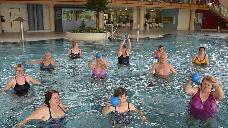Mitglieder der Rheuma-Liga bei der Wassergymnastik im Königsbad Foto: Carmen Schwind