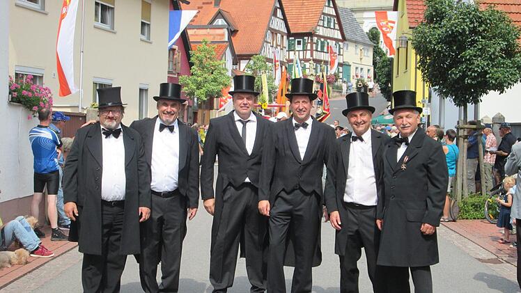 Der Gemeinderat und der Dorfschultheis wie sie heute nicht mehr zur Sitzung kämen. Foto: Winfried Ehling