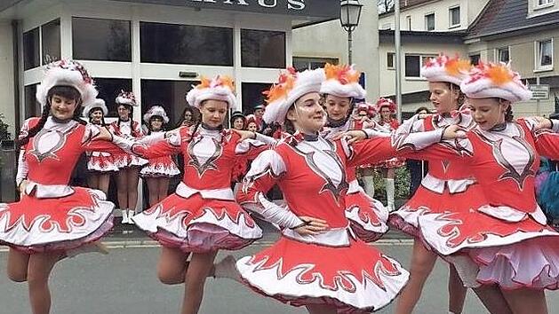Die Garden zeigten vor dem Mainleuser Rathaus einen Tanz. Foto: privat