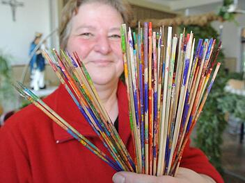 Lisa Moser zeigt die Stäbchen, auf die die Ostereier (aus Plastik) aufgespießt werden, um sie bemalen zu können. Jahr für Jahr stecken die Frauen der Ebelsbacher KAB viel Zeit und Liebe in die Gestaltung des Osterbrunnens in der Stettfelder Straße.Brigitte Krause