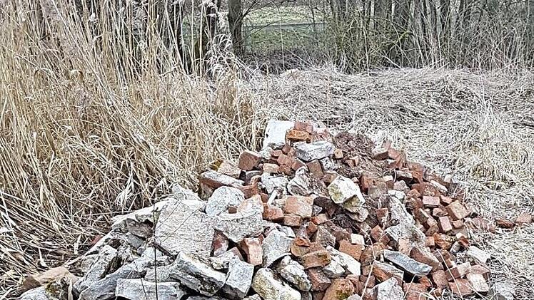 Nicht gering ist die Menge Bauschutt, die in der Nähe des Landsbaches, rechts neben der Kreisstraße HAS 51, aus Richtung Ebern kommend, abgelagert wurde und für Unmut in der Gemeindeverwaltung Untermerzbach sorgt.  Foto: Gemeinde Untermerzbach