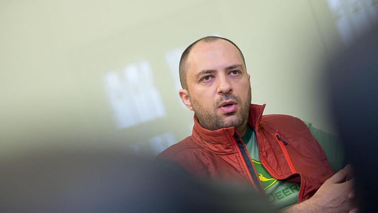 Der Mitgründer und langjährige Chef des populären Chatdienstes WhatsApp, Jan Koum, verlässt die Konzernmutter Facebook. Es sei Zeit für ihn, weiterzuziehen, schrieb Koum in einem Facebook-Eintrag. Foto: Tobias Hase/dpa