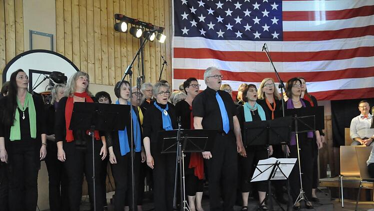 Amerikanisches Flair mit Gospelsongs: Der Gospelchor "Lift your voice" unter der Leitung von Christel Hentschel. Peter Klopf
