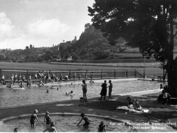 Die Eröffnung des Waischenfelder Freibades 1934. Dazu hatte die Stadt fünf verschiedene Motive ausgewählt und davon Postkarten drucken lassen. Repro: löw