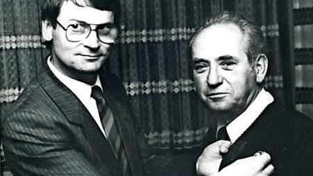 Im März 1985: Klaus-Peter Gäbelein ehrt Richard Tille, das Urgestein des Heimatvereins.