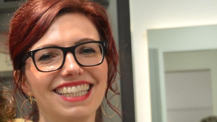 Laura Gottstein, Inhaberin von Friseur "Weber" in Forchheim freut sich:"Wir freuen uns total, dass wir wieder aufmachen dürfen! Bis dahin werden wir alles vorbereiten." Foto: Ronald Heck