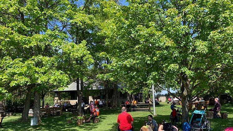 Gut verteilt und unter Einhaltung einiger Vorgaben genossen die G&auml;ste das H&uuml;ttenopening auf der Sennigsh&ouml;he. Foto: Th&uuml;ringerwald-Verein