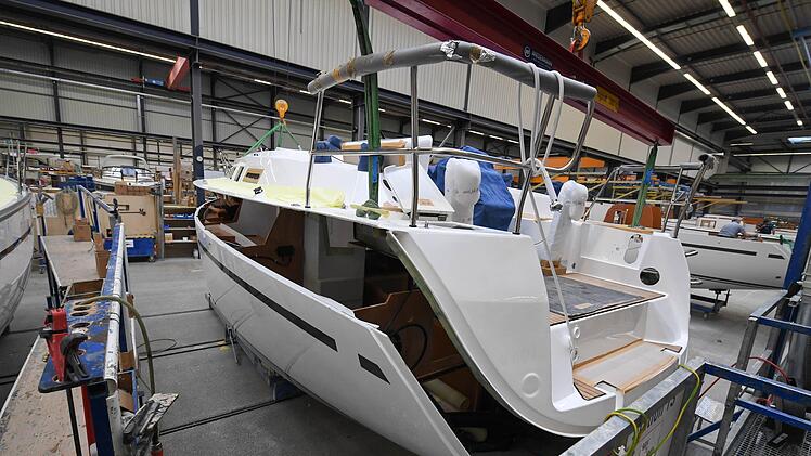 Die Hochzeit - das Deck wird mit dem Rumpf verklebt und verschraubt.