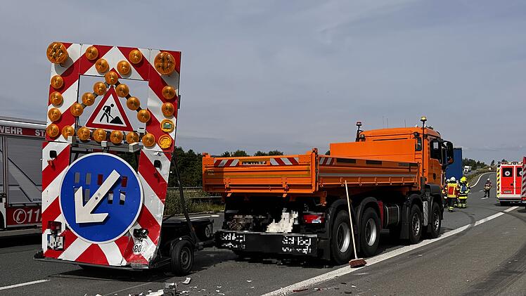 Trümmerfeld auf Autobahn: Lastwagen kracht in Lkw der Autobahnmeisterei