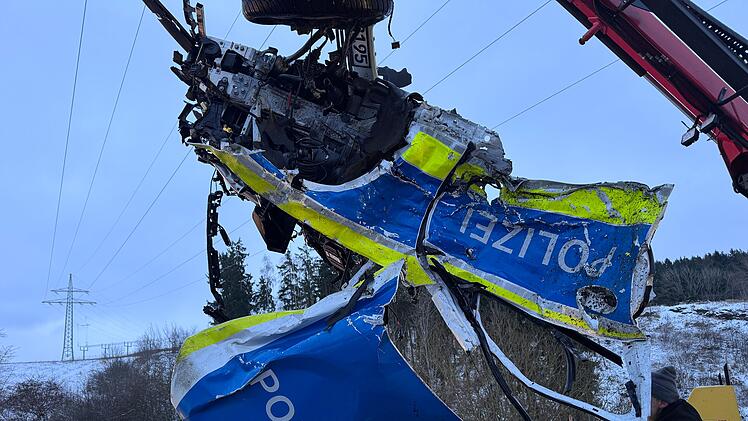 Silvesternacht in Oberfranken endet in Horror-Crash: Polizeiauto zerfetzt - Beamter (25) stirbt im Dienst