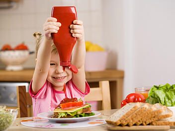 Tomatenketchup Ketchup Unterschied Vergleich Zutaten Zucker Gew&uuml;rze Tomatenmark Essig Rezept Lebensmittelkunde Geschmack Konsistenz Marken Kinder Sandwich Pausenbrot Familie K&uuml;che Flasche Portionieren Gesundheit N&auml;hrwerte Lebensmittel Etikett Einkauf Alltag Snack Rot So&szlig;e