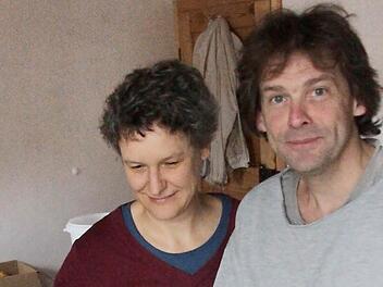 Markus Hilfenhaus und seine Frau Ingrid arbeiten viel mit Bienenwachs. Foto: Josef Hofbauer