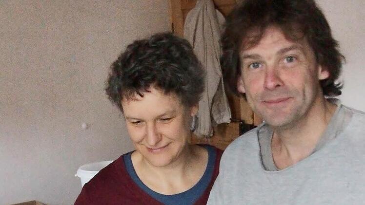 Markus Hilfenhaus und seine Frau Ingrid arbeiten viel mit Bienenwachs. Foto: Josef Hofbauer