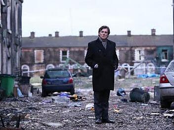 Eine der ersten Szenen aus "Secret State": Tom Dawkins steht in einem Wohnviertel, das von einer Explosion zerstört wurde. Alle Fotos: Channel 4
