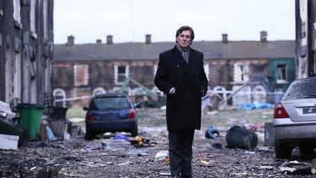 Eine der ersten Szenen aus "Secret State": Tom Dawkins steht in einem Wohnviertel, das von einer Explosion zerstört wurde. Alle Fotos: Channel 4