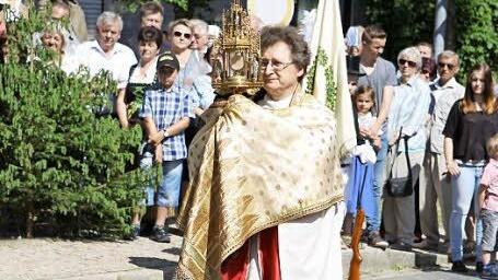 Pater Jan Poja erteilt den Segen in alle vier Himmelsrichtungen.