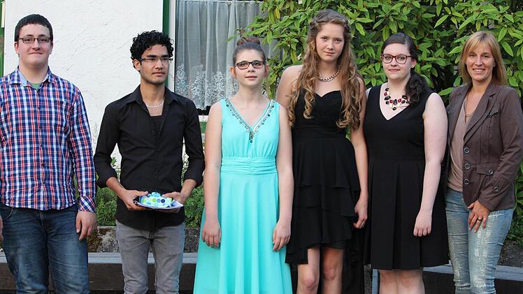 Ehrungen für besondere schulische Leistungen (von links): Fabian Schmäling, Fazil Tajik, Leonie Roth, Sophie Siemon, Lisa Schnellbach und Rektorin Christiane Helfrich. Foto: Sebastian Schmitt-Matthea