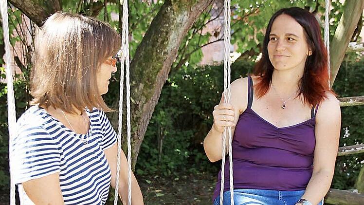 Birgit Döhler (rechts) berichtet Redakteurin Heike Beudert von ihrer Freude an der Musik. Foto: H. Beudert
