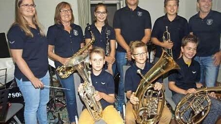 Nach umfassender Ausbildung verstärken sieben neue Musiker die Blaskapelle Ebenhausen.  Foto: Stefan Geiger