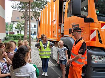 Nie zu dicht an den Lkw treten, merkten die Kinder beim Blick in den Seitenspiegel. Foto: Sigismund von Dobschütz