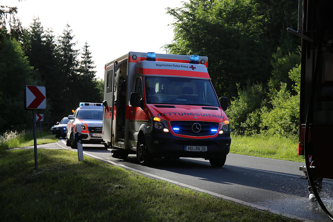 Helmbrechts: Auto gegen Baum gekracht und in Flammen aufgegangen