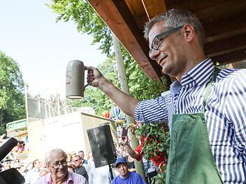 Oberbürgermeister Uwe Kirschstein hat das 177. Annafest eröffnet. Foto: Barbara Herbst