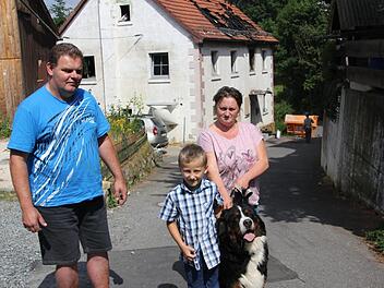 Sie suchen verzweifelt nach einer Bleibe. Christian und Karoline Müller mit Enkel Luca.