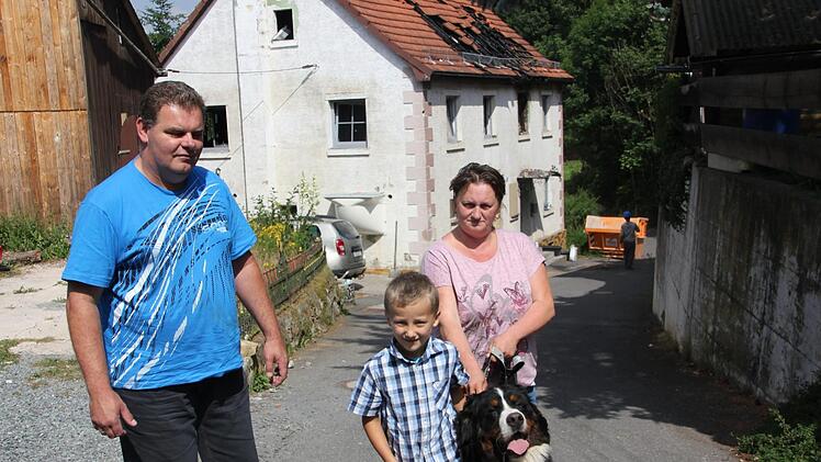 Sie suchen verzweifelt nach einer Bleibe. Christian und Karoline Müller mit Enkel Luca.
