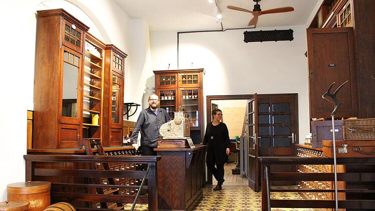 Alexander Mohr und Nicole Sippel beim Einräumen der Apothekerschränke. Foto: Ulrike Nauer