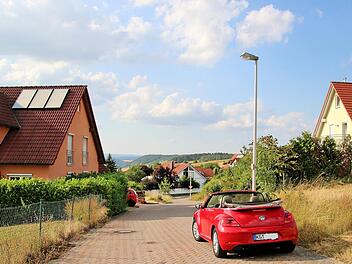 Die Ignaz-Bals-Straße im Wohngebiet Zent erinnert an den Turn- und  Zeichenlehrer des Gymnasiums, der 1824 in Würzburg geboren wurde und 1895  in Münnerstadt starb. Dieter Britz