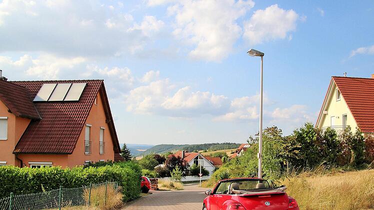 Die Ignaz-Bals-Straße im Wohngebiet Zent erinnert an den Turn- und  Zeichenlehrer des Gymnasiums, der 1824 in Würzburg geboren wurde und 1895  in Münnerstadt starb. Dieter Britz