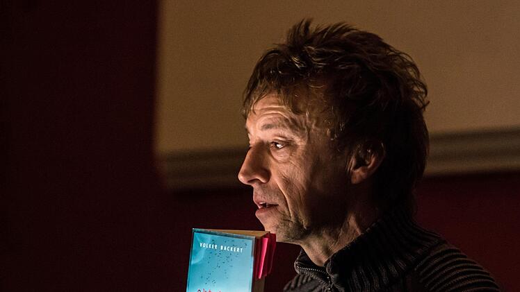 Erfolgreicher Krimi-Autor: Volker Backert stellte seinen neuen Band "Oktobernacht" in Coburg bei einer Lesung im Haus Contakt vor.Foto: Jochen Berger