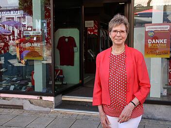 Helene Klubertanz führt  seit 1973 das Geschäft am Marktplatz. Im September geht die 72-Jährige in den Ruhestand. Foto: Ulrike Müller
