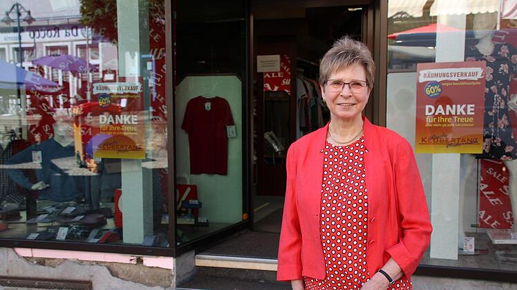Helene Klubertanz führt  seit 1973 das Geschäft am Marktplatz. Im September geht die 72-Jährige in den Ruhestand. Foto: Ulrike Müller
