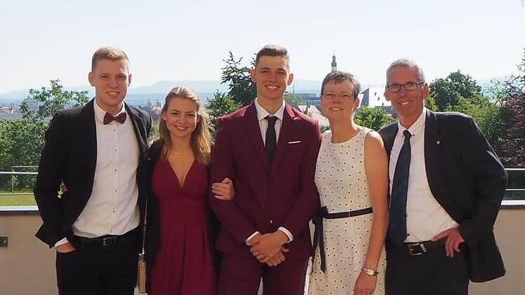 Die Basketball-Familie Plescher vereint (von links): Bruder Felix, Schwester Caro, Moritz, Mutter Birgit und Vater Wolfgang. privat