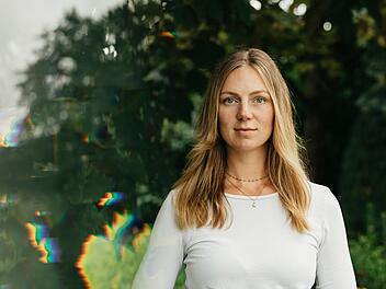 Mara wurde mit 18 Jahren zweimal bei der Bundeswehr vergewaltigt. Ihr wurde abgeraten, während des Verfahrens in Therapie zu gehen, "damit meine Glaubwürdigkeit nicht an Gewichtung verliert", erzählt sie fassungslos.