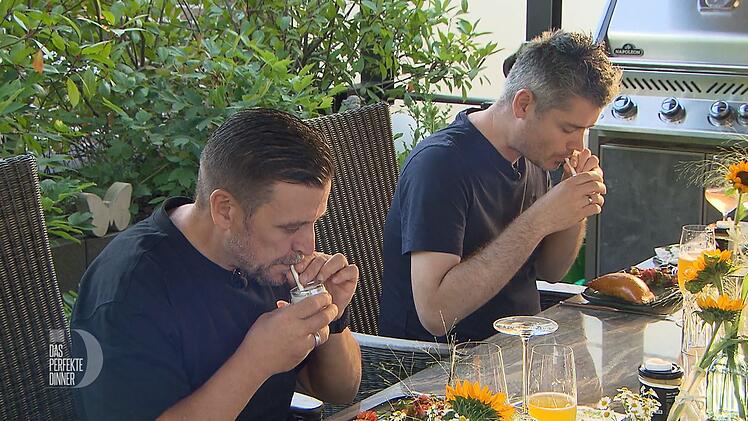 Stephan und Rainer probieren den Kräuter-Smoothie.