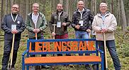 (v.l.n.r.) Der Bürgermeister von Oberthulba Mario Götz, Vorstand Michael Kaiser, Revierleiter Christoph Uffelmann, Vorstand Rainer Geis und Vorstand Jürgen Klubertanz bei der Baumpflanzaktion in Frankenbrunn.