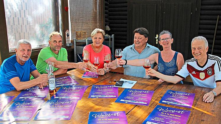 Das Organisationsteam des Lionsclubs hat die Vorbereitungen f&uuml;r das Weinfest m Griff und l&auml;dt die B&uuml;rger aus nah und fern ein. Von Links: Gerhard Kre&szlig;, Hans-J&uuml;rgen Heidenreich, Irene H&auml;usler, Thomas Hawel, Jos&eacute;e Sp&eacute;nard-Kuhlow und Robert Koch. And...