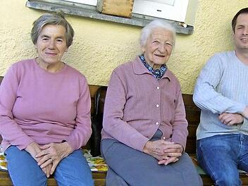 Matthieu Viel (r.) kann sich in Mostviel auch in Zukunft den Bedürfnissen der älteren Menschen widmen.  Fotos: Malbrich